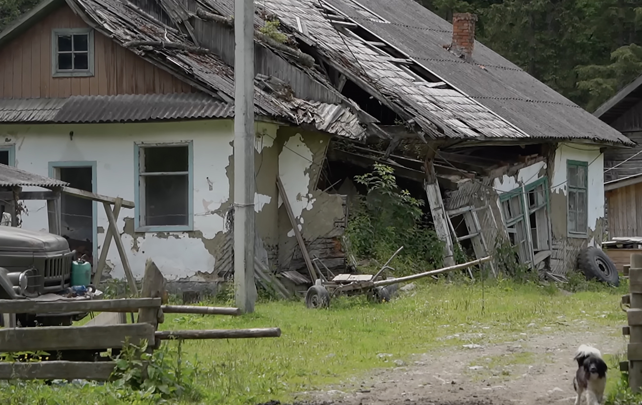 Рабочий лагерь для "тунеядцев". Как живет самое бедное село Карпат и что о нем известно (видео)